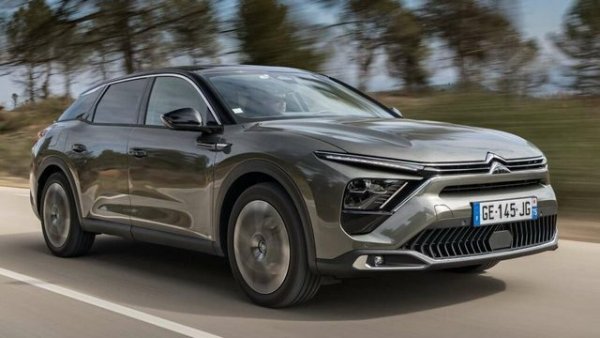 Французите са извършили 11 акции за 10 модела. При Citroen C5 X (22 февруари - 7 юни 2022 г.) има дефектен гумен маркуч, от който може да изтече гориво, което да достигне до горещи части на автомобила и да създаде риск от пожар.